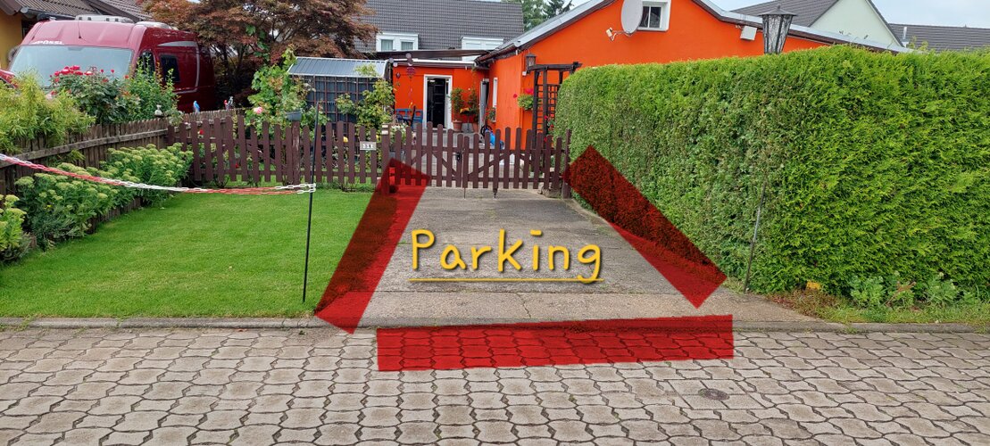 Parkplatz direkt vor einem Wohnhaus