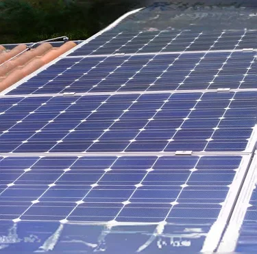 Dach mit Photovoltaikanlage in Wohngegend